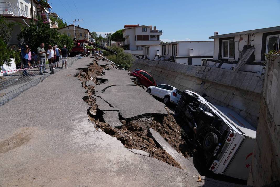 O kentte yollar çöktü: Gece yarısı felaketi yaşadılar! Gün aydınlanınca korkunç manzara ortaya çıktı 36
